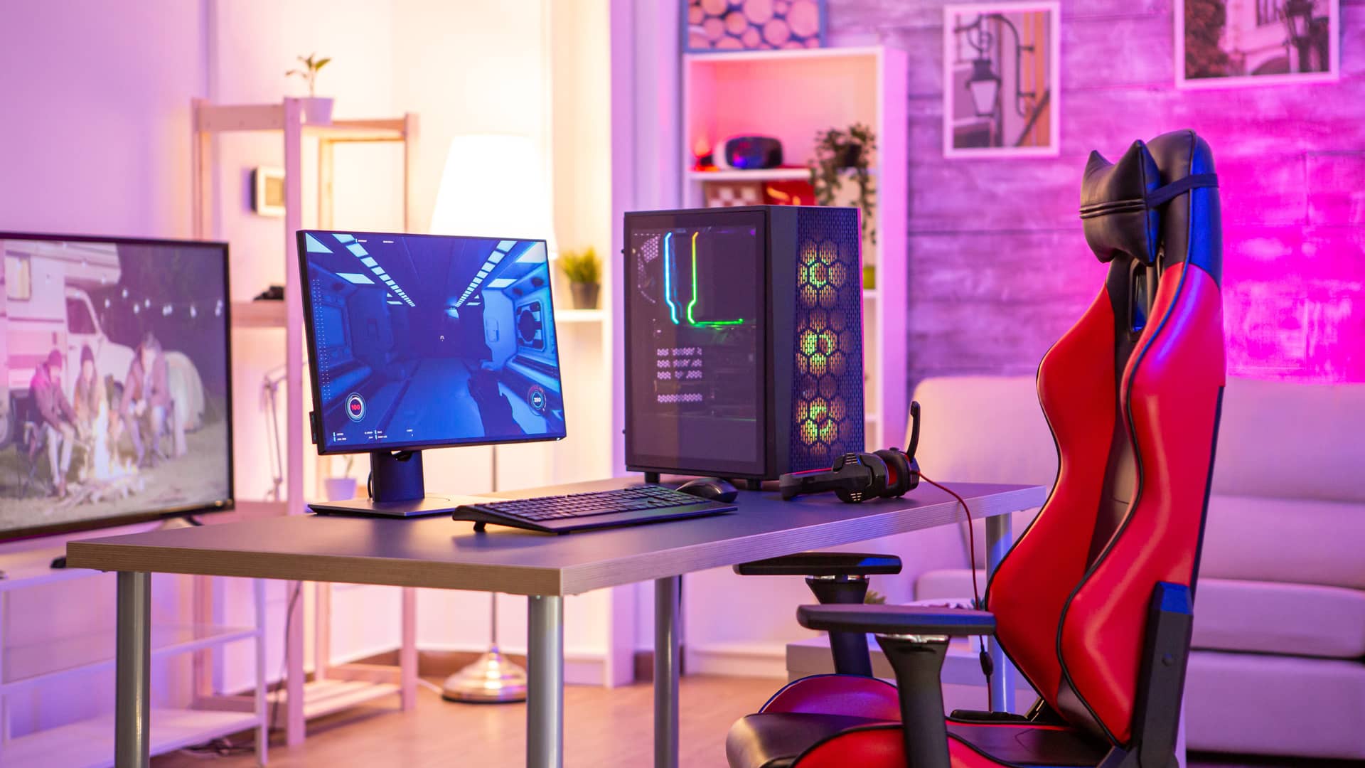 escritorio de un gamer con una de las mejores sillas de gaming que hay en el mercado
