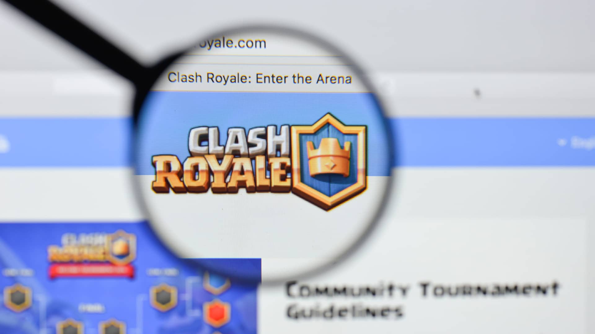 persona buscando en el navegador del ordenador guias del juego clash royale