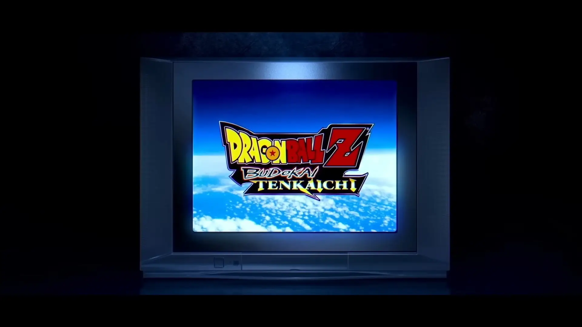 Captura del video promocional del juego Dragon Ball Z Budokai Tenkaichi 4 con el logo en una televisión