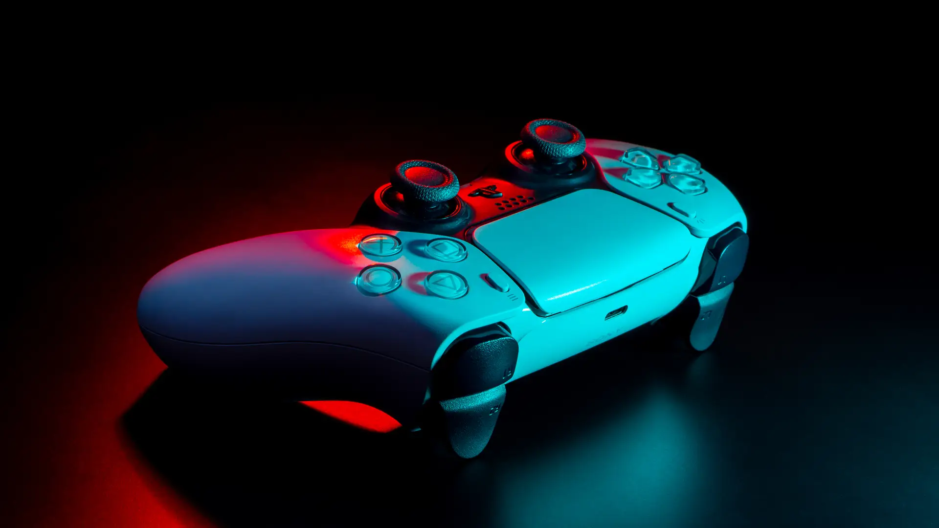 Un mando de la PS5 con iluminacion de color para representar los lanzamientos de videojuegos