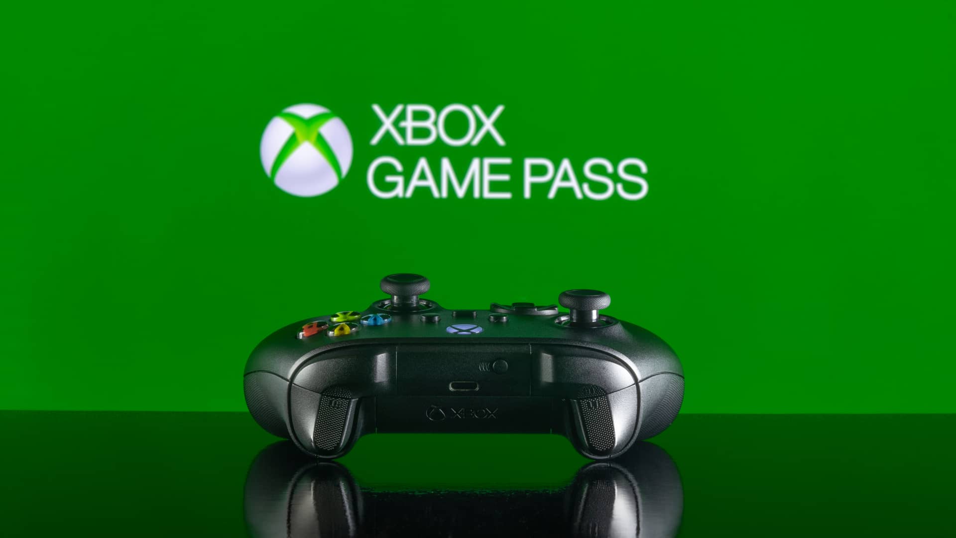 Logotipo del Game Pass en una televisión con un mando para hacer referencia a la diferencia del game pass y el game pass ultimate