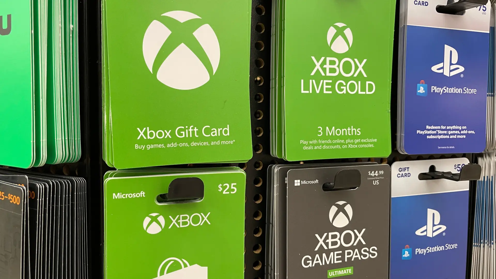 Una tienda que vende tarjetas de Game Pass Ultimate y Xbox Live Gold para hacer referencia a la diferencia entre las suscripciones