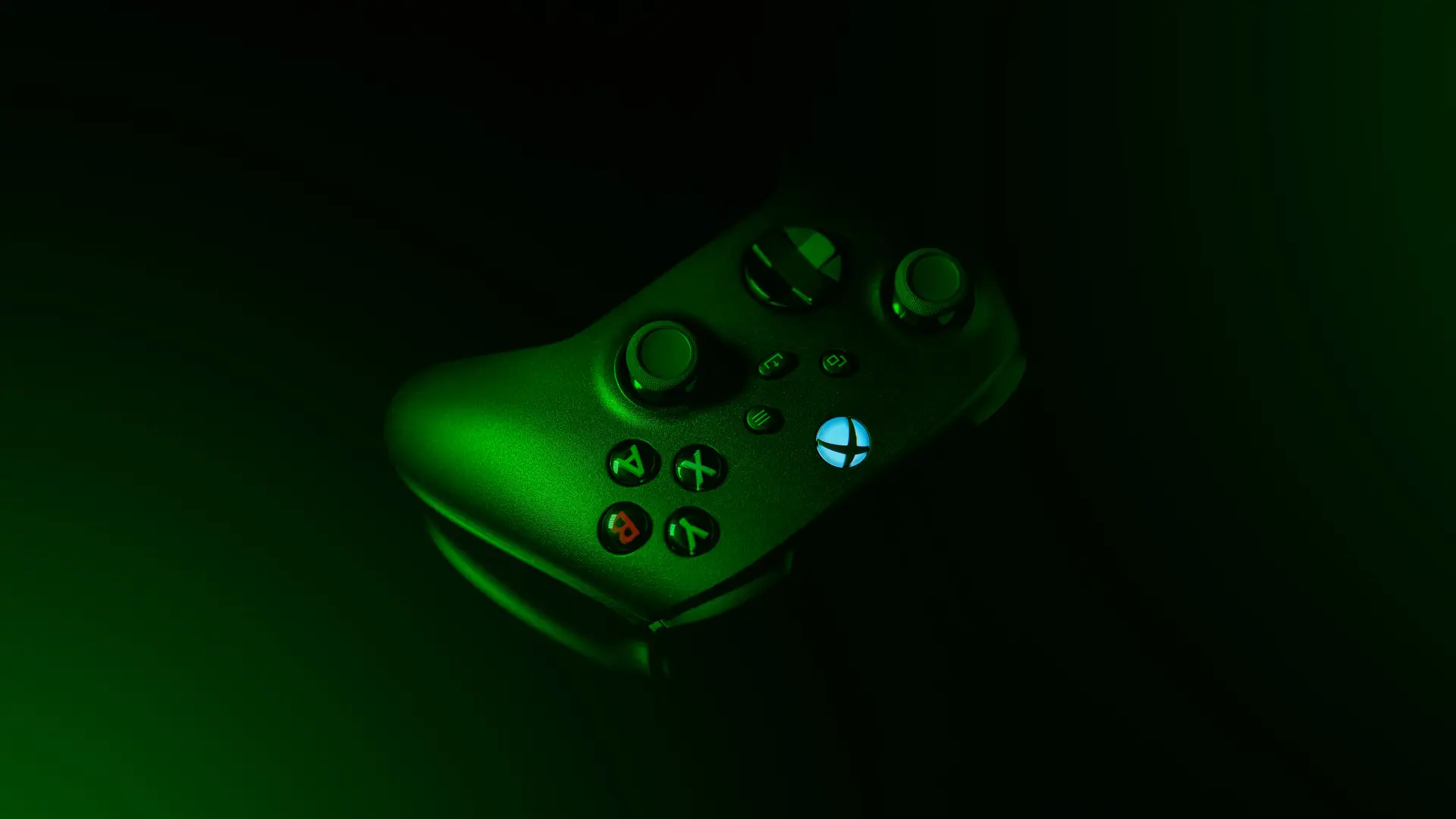 Un mando de la Xbox con una luz verde apagada para representar que no se puede jugar el Game Pass sin internet
