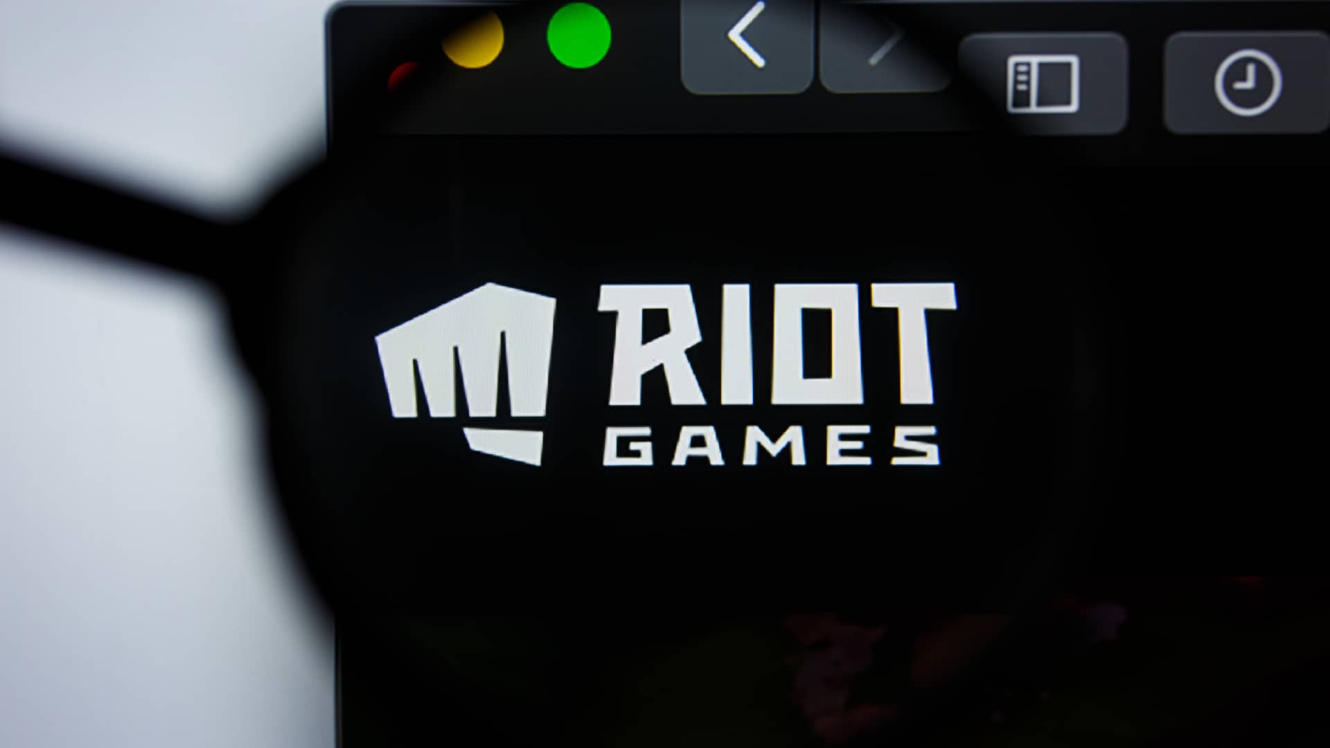 Logotipo de lor Riot Games en la pantalla de un ordenador aumentado con una lipa